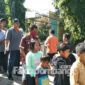 Warga sedang mengantre pembagian seratusan nasi bungkus dan sejumlah paket bantuan di halaman SMK Sultan Agung 1 Cukir, Kecamatan Diwek, Jombang, Jumat (26/11/2021).