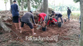 Ekskavasi hari pertama situs Pande Gong, Menganto, Kecamatan Mojowarno, Kabupaten Jombang. Struktur lapisan bata mulai terlihat, Jumat (12/11/2021).