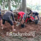Ekskavasi hari pertama situs Pande Gong, Menganto, Kecamatan Mojowarno, Kabupaten Jombang. Struktur lapisan bata mulai terlihat, Jumat (12/11/2021).