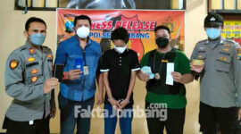 Tersangka kasus Togel Singapura, diamankan di Polsek Jombang Kota beserta barang buktinya.