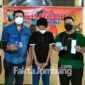 Tersangka kasus Togel Singapura, diamankan di Polsek Jombang Kota beserta barang buktinya.