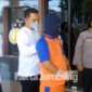 Tersangka HPN saat digelandang petugas di Mapolres Jombang.