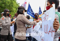 Suasana demonstrasi buruh di depan Gedung DPRD Jombang.