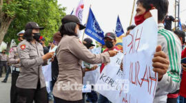 Suasana demonstrasi buruh di depan Gedung DPRD Jombang.