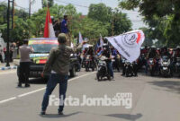 Buruh demonstrasi di depan Pemkab Jombang, Selasa (16/11/2021).