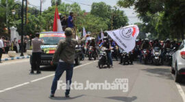 Buruh demonstrasi di depan Pemkab Jombang, Selasa (16/11/2021).