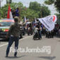 Buruh demonstrasi di depan Pemkab Jombang, Selasa (16/11/2021).