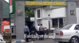 Empat orang kuasa hukum Ketua YPBU Gadingmangu saat memasuki gerbang kantor Kejaksaan Negeri (Kejari) Jombang, Senin (8/11/2021) siang.