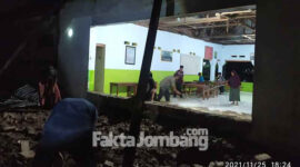 Kondisi puing reruntuhan bangunan gedung latihan kesenian SDN Balonggemek 1 Kecamatan Megaluh, Kabupaten Jombang.