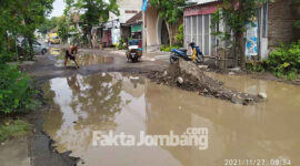 Kondisi jalan Panglima Sudirman, Kecamatan Ploso, Kabupaten Jombang, yang rusak dan tergenang air.
