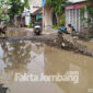 Kondisi jalan Panglima Sudirman, Kecamatan Ploso, Kabupaten Jombang, yang rusak dan tergenang air.