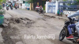 Kondisi jalan Panglima Sudirman, Kecamatan Ploso, Kabuoaten Jombang yang rusak.