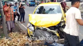Kondisi mobil Honda Brio setelah bertabrakan dengan mobil Pikap di Jalan Raya Dusun Tunggul, Desa Tunggorno, Jombang, Sabtu (13/11/2021) sore.