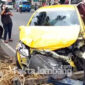 Kondisi mobil Honda Brio setelah bertabrakan dengan mobil Pikap di Jalan Raya Dusun Tunggul, Desa Tunggorno, Jombang, Sabtu (13/11/2021) sore.