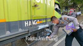 Polisi sedang menggelar olah TKP peristiwa kecelakaan yang merenggut pemotor di Jalan Raya Jombang - Nganjuk, Desa Tunggorono, Kecamatan/ Kabupaten Jombang, Kamis (18/11/2021) sore. 