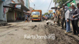 Komisi C DPRD Kabupaten Jombang saat melakukan pemantauan kondisi ruas jalan Ploso -Pasar Ploso yang rusak parah.