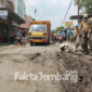 Komisi C DPRD Kabupaten Jombang saat melakukan pemantauan kondisi ruas jalan Ploso -Pasar Ploso yang rusak parah.