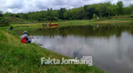 Suasana waduk Jambe, Desa Bangsri, Kecamtan Plandaan, Jombang, yang dipadati pemancing, Minggu, (14/11/2021). 