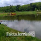 Suasana waduk Jambe, Desa Bangsri, Kecamtan Plandaan, Jombang, yang dipadati pemancing, Minggu, (14/11/2021). 
