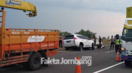 Mobil milik artis Vanessa Angel yang mengalami kecelakaan di Tol Jombang - Mojokerto, saat hendak dievakuasi petugas.
