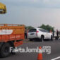 Mobil milik artis Vanessa Angel yang mengalami kecelakaan di Tol Jombang - Mojokerto, saat hendak dievakuasi petugas.