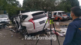 Penyelidikan bangkai mobil Vanessa Angel di Sattantas Polres Jombang, setelah polisi melakukan olah TKP di Tol Jombang, titik kecelakaan Vanessa Angel.