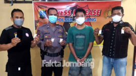 Tersangka Moch Fahrul diamankan di Polsek Jombang Kota, beserta barang buktinya.
