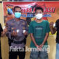 Tersangka Moch Fahrul diamankan di Polsek Jombang Kota, beserta barang buktinya.