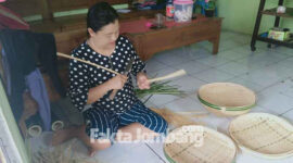 Mistikah, perajin anyaman bambu Dusun Telungrejo, Desa Segodorejo, Kecamatan Sumobito, Kabupaten Jombang.