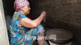 Suparti (49) sedang membuat gerabah di rumahnya, Dusun Mambang, Desa Tondowulan, Kecamatan Plandaan, Kabupaten Jombang.