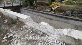 Plengsengan cor di Desa Plabuhan, Kecamatan Plandaan, Kabupaten Jombang, ditemukan rusak, Kamis (18/11/2021).