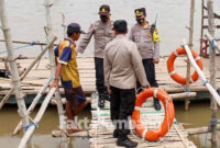 Polisi sedang mengecek kelengkapan perahu penyeberangan Sungai Brantas di Kecamatna Megaluh, Kabupaten Jombang. Pengelola perahu juga diberi imbauan. 