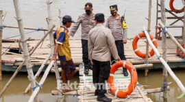 Polisi sedang mengecek kelengkapan perahu penyeberangan Sungai Brantas di Kecamatna Megaluh, Kabupaten Jombang. Pengelola perahu juga diberi imbauan. 