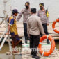 Polisi sedang mengecek kelengkapan perahu penyeberangan Sungai Brantas di Kecamatna Megaluh, Kabupaten Jombang. Pengelola perahu juga diberi imbauan. 