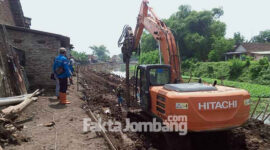 Proyek pembangunan plengsengan sungai di Dusun Prabon, Desa Blimbing, Kecamatan Kesamben, Kabupaten Jombang.