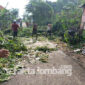 Warga sedang gotong-royong membersihkan puing-puing yang terdampak bencana hujan disertai angin kencang di Desa Budugsidorejo, Kecamatan Sumobito, Kabupaten Jombang.