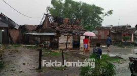 Rumah warga di Desa Purisemanding, Kecamatan Plandaan, Kabupaten Jombang yang rusak parah akibat puting beliung.