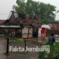 Rumah warga di Desa Purisemanding, Kecamatan Plandaan, Kabupaten Jombang yang rusak parah akibat puting beliung.
