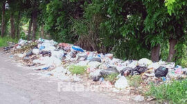 Kondisi sampah yang menumpuk di Jalan Desa Watudakon, Kecamatan Kesamben, Kabupaten Jombang.