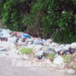 Kondisi sampah yang menumpuk di Jalan Desa Watudakon, Kecamatan Kesamben, Kabupaten Jombang.