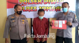 Tersangka kasus judi Togel Hongkong, diamankan di Polsek Diwek, Jombang, beserta barang buktinya.