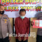 Tersangka kasus judi Togel Hongkong, diamankan di Polsek Diwek, Jombang, beserta barang buktinya.