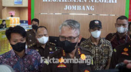 Cucuk Suhardi (pakai topi), tersangka kasus korupsi pengadaan buku pada Perpustakaan Desa (Perpusdes).