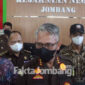Cucuk Suhardi (pakai topi), tersangka kasus korupsi pengadaan buku pada Perpustakaan Desa (Perpusdes).