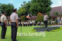 Proses pelantikan tiga personel Polres Jombang yang mendapatkan kenaikan pangkat, (29/11/2021) .