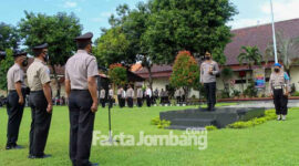 Proses pelantikan tiga personel Polres Jombang yang mendapatkan kenaikan pangkat, (29/11/2021) .
