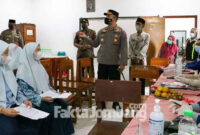 Kapolres Jombang, AKBP Moh Nurhidayat saat melakukan pemantauan vaksinasi di MTs Perguruan Muallimat, Ponpes Walisongo, Desa Cukir, Kecamatan Diwek, Kabupaten Jombang.