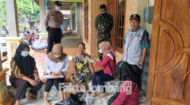 Vaksinasi door to door di Desa Ngrimbi, Kecamatan Bareng, Kabupaten Jombang, Rabu (10/11/2021).