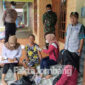 Vaksinasi door to door di Desa Ngrimbi, Kecamatan Bareng, Kabupaten Jombang, Rabu (10/11/2021).