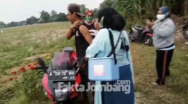 Vaksin sistem jemput bola di tengah sawah Desa Kedungrejo, Kecamatan Megaluh, Kabupaten Jombang.